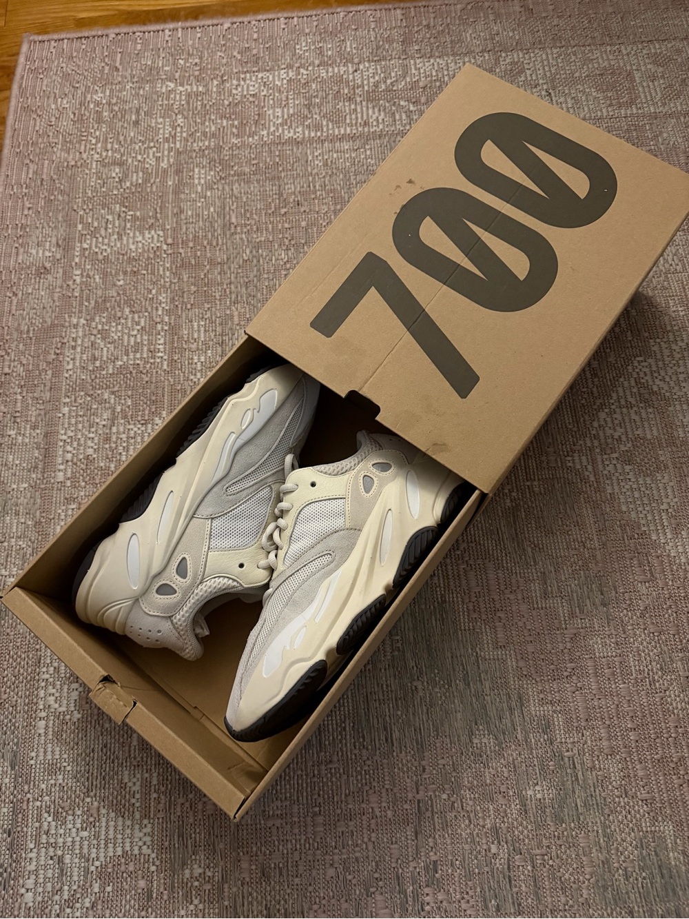 Yeezy Boost 700 - Analog